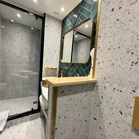 نيشن مونتمارتر 3* باريس
