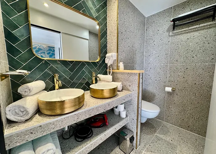 Nation Montmartre Hotel